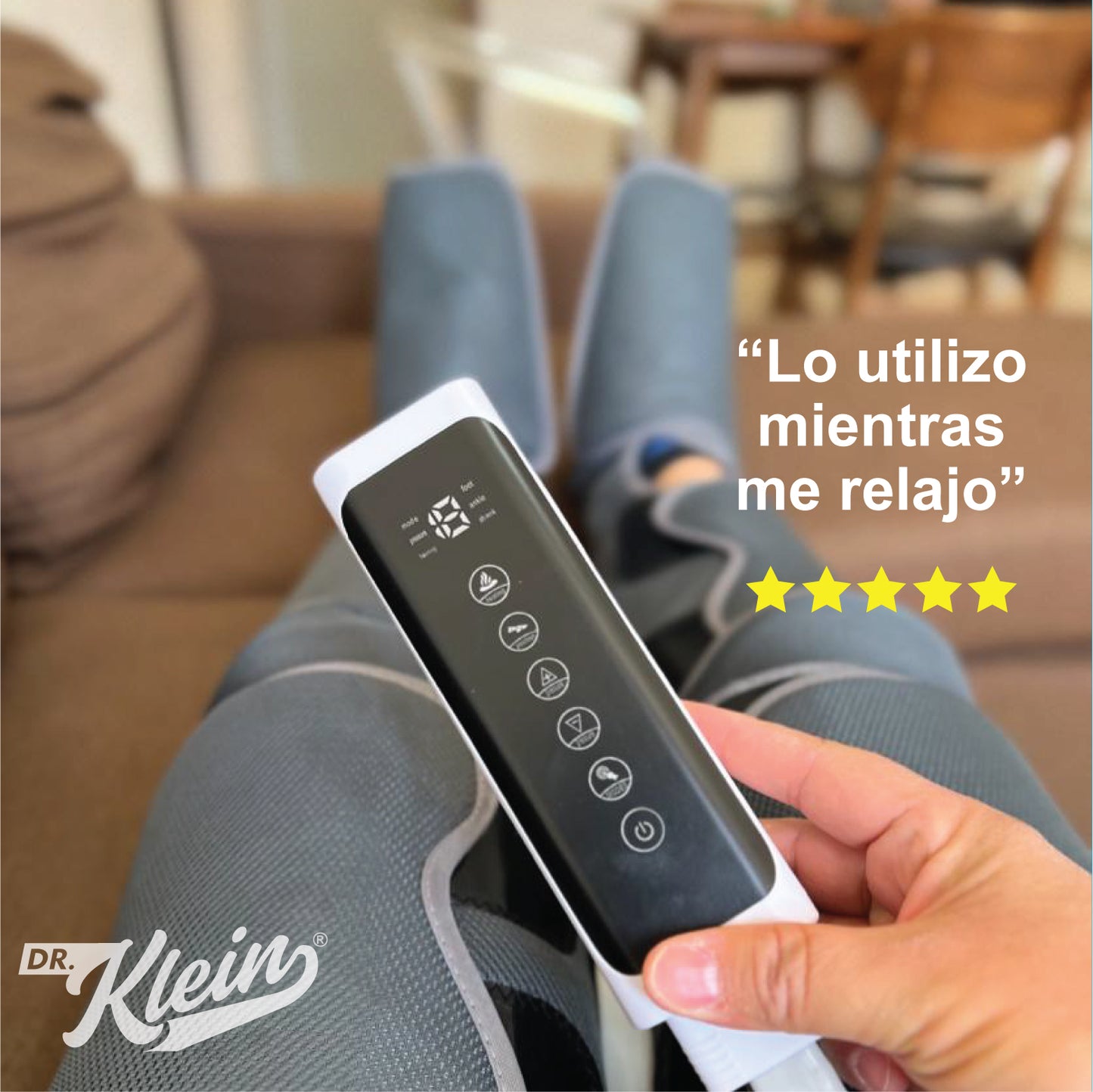 Imagen POV de una persona usando sus Botas de Compresion Dr. Klein® en sus piernas sentado en un sofá. El control aparece claramente. Texto de una opinión de usuario